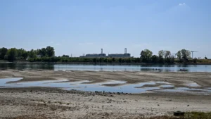 Caldo record in Ungheria, centrale nucleare sotto pressione: consumi ridotti per salvare l’energia