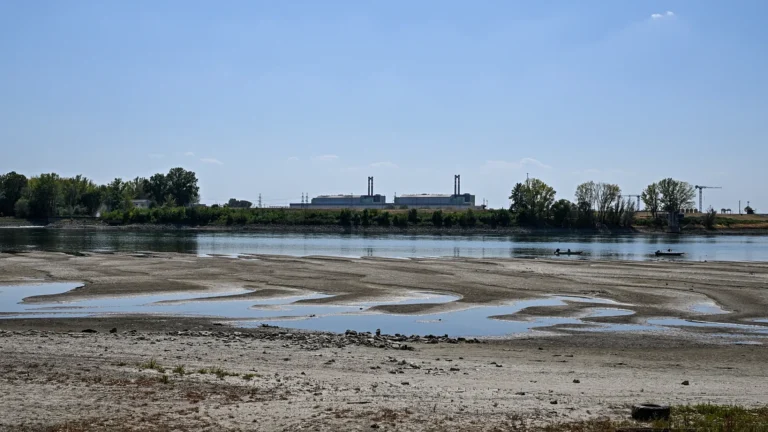 Caldo record in Ungheria, centrale nucleare sotto pressione: consumi ridotti per salvare l’energia