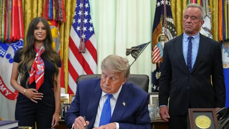 Donald Trump firma un ordine esecutivo per ridurre i vaccini per i bambini