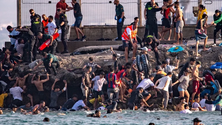 L’UE può sospendere la Spagna da Schengen per la crisi di Ceuta?