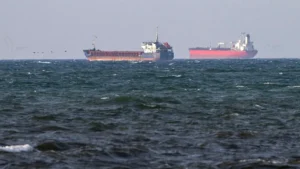 Svezia consegna a Kiev una nave russa della “flotta ombra” accusata di trasportare grano rubato