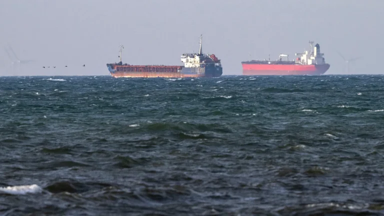 Svezia consegna a Kiev una nave russa della “flotta ombra” accusata di trasportare grano rubato
