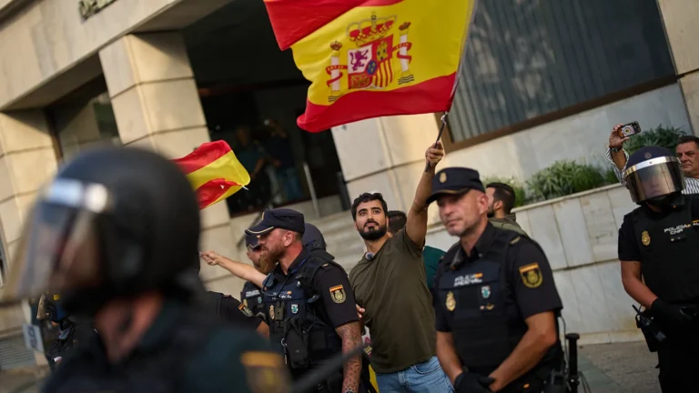 La crisi migratoria a Ceuta porta la tensione in strada tra proteste e critiche al governo