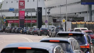 Russia, scatta l’allarme carburante: raffinerie sotto attacco e stazioni di servizio a corto di benzina