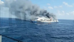 Indonesia, traghetto in fiamme in mare: almeno 5 morti e 41 dispersi