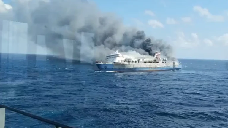 Indonesia, traghetto in fiamme in mare: almeno 5 morti e 41 dispersi