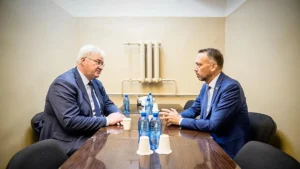 Ministri degli Esteri di Belgio e Ucraina si incontrano in rifugio a Kiev durante allarme aereo