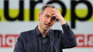 Francia, presidenziali 2027: Raphaël Glucksmann nel mirino di un’operazione di disinformazione russa