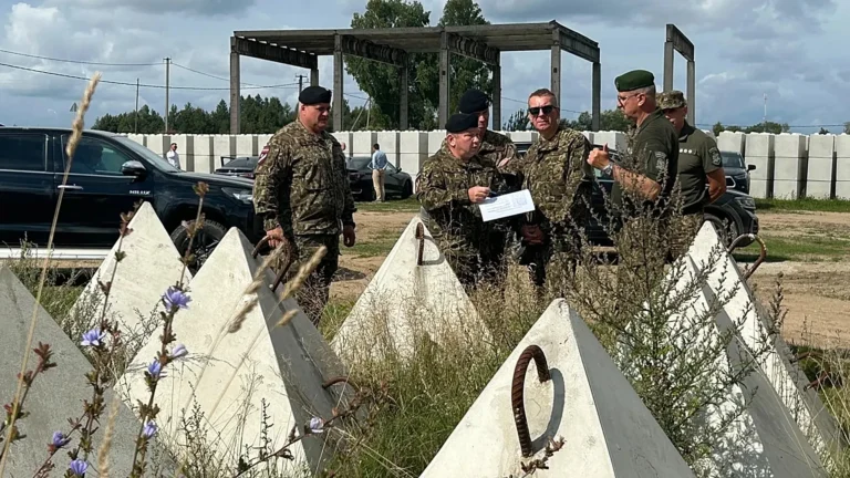 La Lettonia rafforza la sicurezza al confine con la Bielorussia, tensione su droni e migranti
