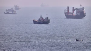 Domanda globale di petrolio: IEA e OPEC divise mentre la chiusura di Hormuz pesa