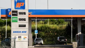 Italia: Palazzo Chigi proroga il taglio al prezzo del gasolio, approvati aiuti ai Campi Flegrei