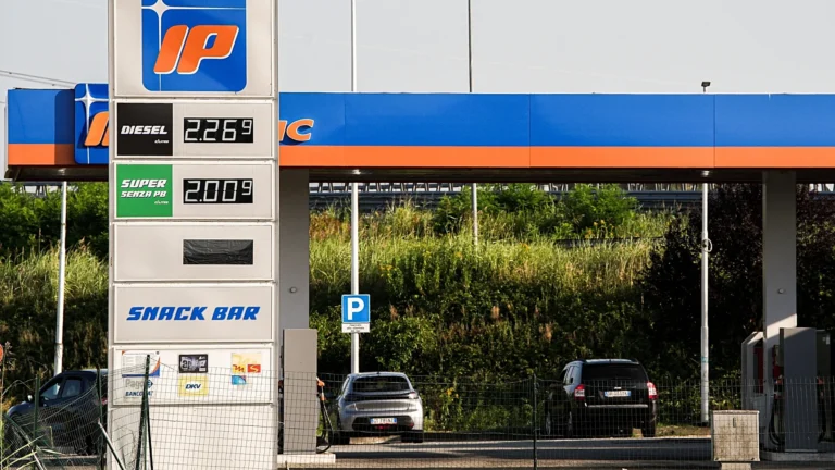 Italia: Palazzo Chigi proroga il taglio al prezzo del gasolio, approvati aiuti ai Campi Flegrei