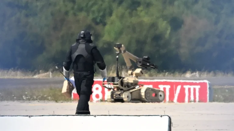 Germania nel mirino: attacchi contro aeroporti, aziende e manager
