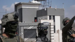 Cisgiordania, espulsi cinque attivisti italiani da case palestinesi assediate dai coloni israeliani a Qusra