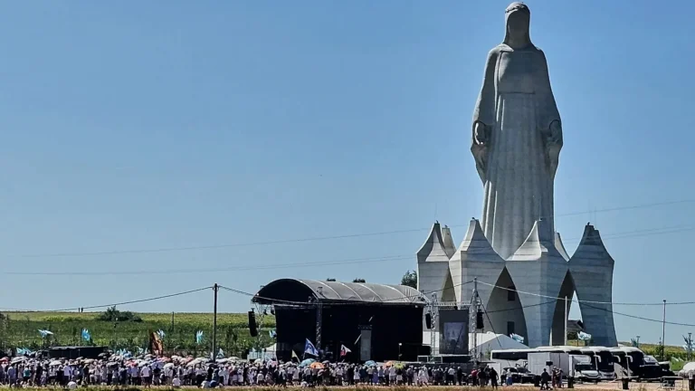 Più alta del Cristo di Rio: inaugurata in Polonia la Madonna gigante da 55,6 metri