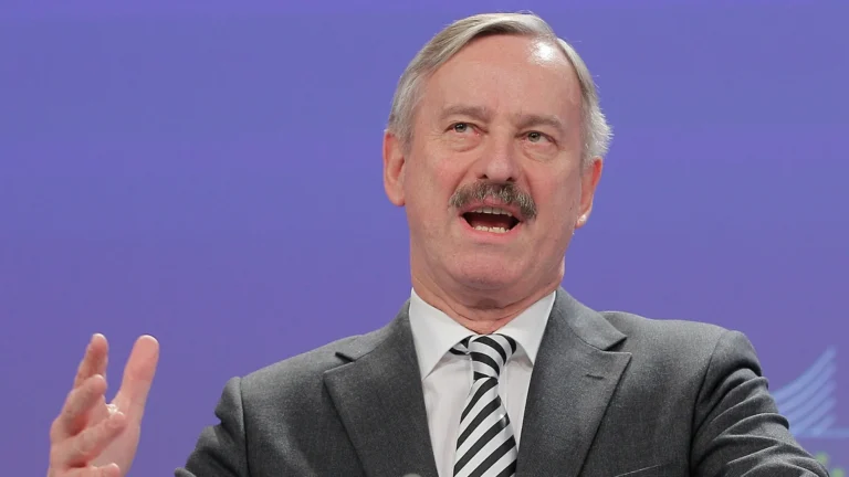 Metsola rende omaggio all’ex commissario Ue Siim Kallas dopo l’annuncio della figlia