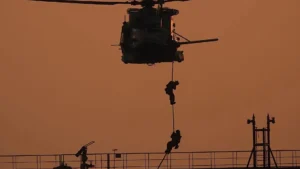 Petroliera della flotta ombra russa abbordata dalla Marina militare italiana