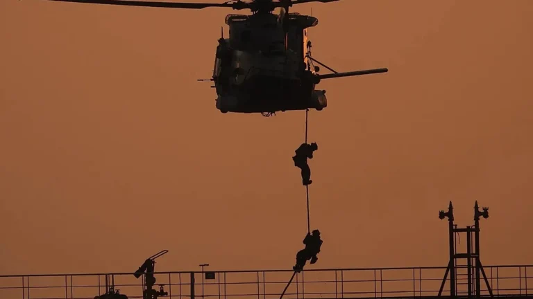 Petroliera della flotta ombra russa abbordata dalla Marina militare italiana