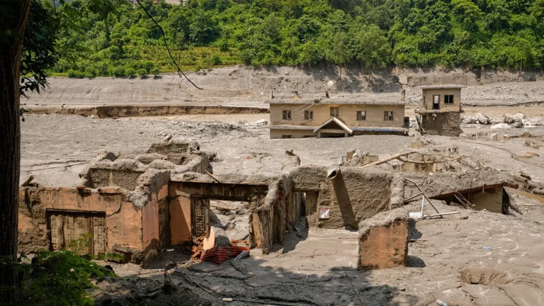 Nepal, inondazioni mortali: centinaia di stranieri risultano dispersi