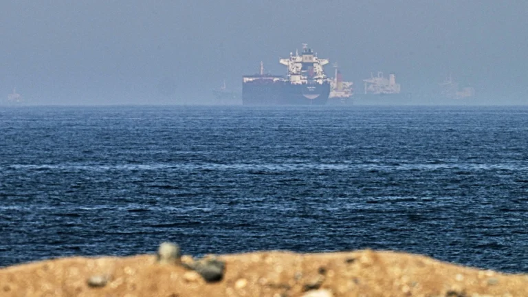 Stretto di Hormuz, attacco a una nave greca: incendio a bordo, equipaggio evacuato e un marittimo disperso