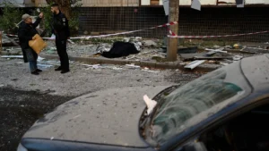 Grave attacco russo su Kiev, almeno 12 morti: colpito un ospedale pediatrico, Zelensky chiede i Patriot