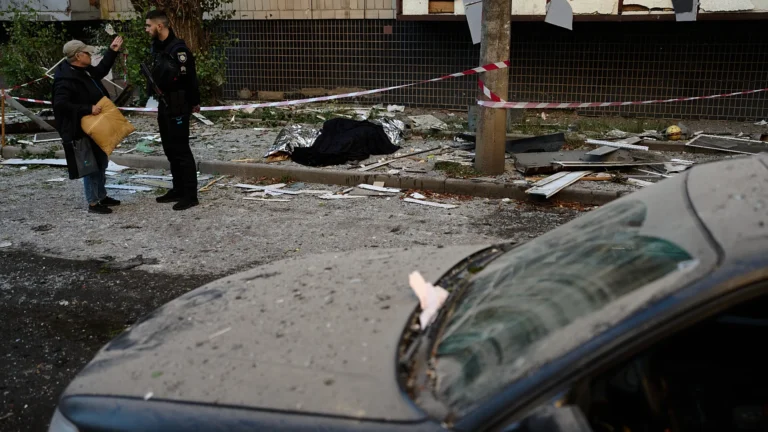 Grave attacco russo su Kiev, almeno 12 morti: colpito un ospedale pediatrico, Zelensky chiede i Patriot