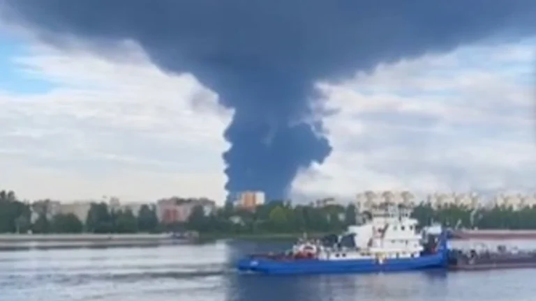 Guerra in Ucraina: Kiev colpisce raffinerie in Russia, Mosca attacca una stazione ferroviaria e una nave