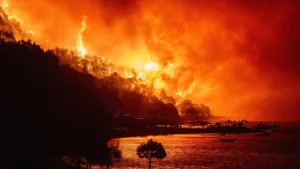Incendi devastano l’Europa, migliaia di persone costrette a lasciare le loro case