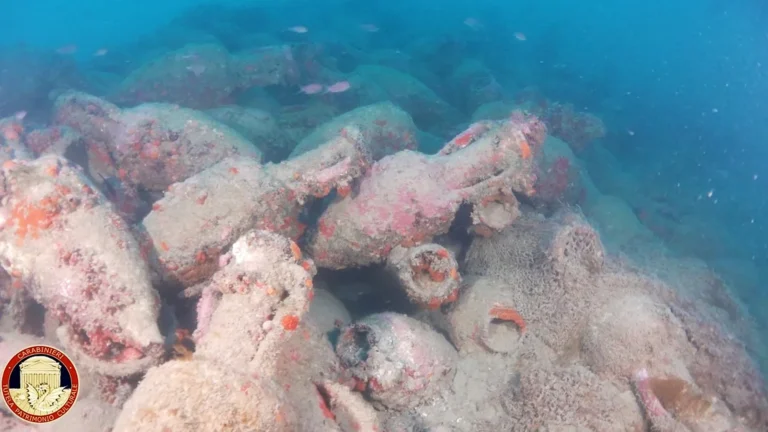 Scoperto relitto romano con centinaia di anfore al largo della Sicilia