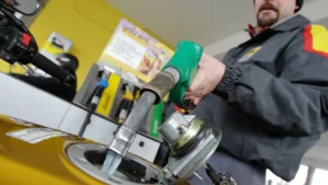 Il diesel costa come una birra? Quasi: prezzi alle stelle, in arrivo sconto-tampone