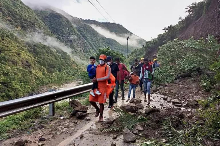 Nepal, il bilancio dei morti sale a 734, i dispersi sono 2.498