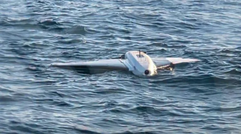 Romania, un F-16 distrugge un drone marino vicino alla piattaforma del gas: il video