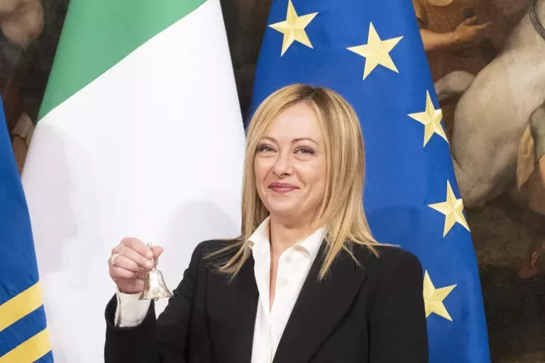 Meloni e il record di longevità: ‘Manca solo l’invasione delle cavallette…’