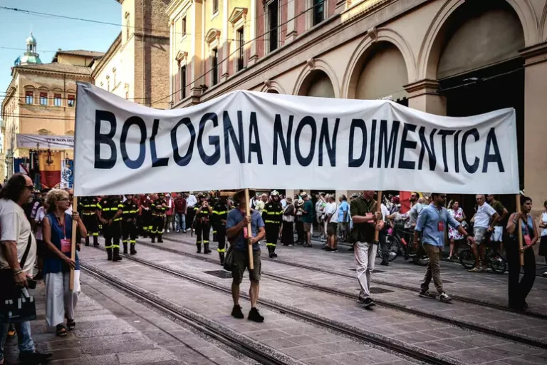 Bologna ricorda la strage, Meloni: ‘Fu terrorismo feroce’. I familiari: ‘Dalle sentenze matrice fascista’