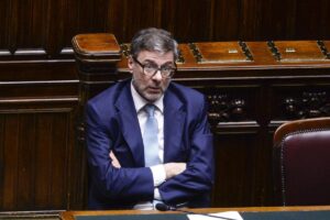 Giorgetti alla Camera: “Chiederemo a Ue flessibilità per energia e 0,9% del pil per difesa”. Diretta