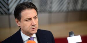 Gli appelli di Giuseppe Conte a fermare gli aiuti militari all’Ucraina fanno comodo al Cremlino e spaccano l’opposizione italiana