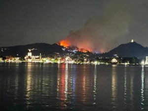 Incendio alle porte di Como, fumo e cenere sul monte Goi, evacuazioni e Canadair in azione