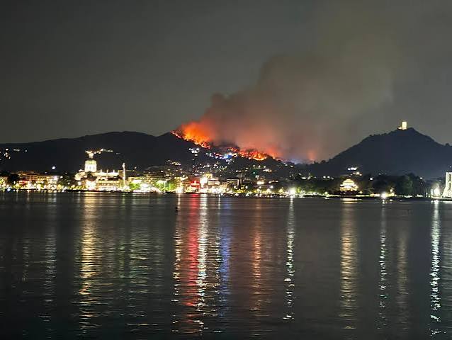 Incendio alle porte di Como, fumo e cenere sul monte Goi, evacuazioni e Canadair in azione