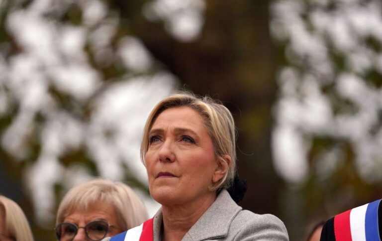 La Russia lancia un’offensiva di disinformazione contro le presidenziali francesi. Nel mirino un critico di Macron, a beneficiarne sarebbe Le Pen