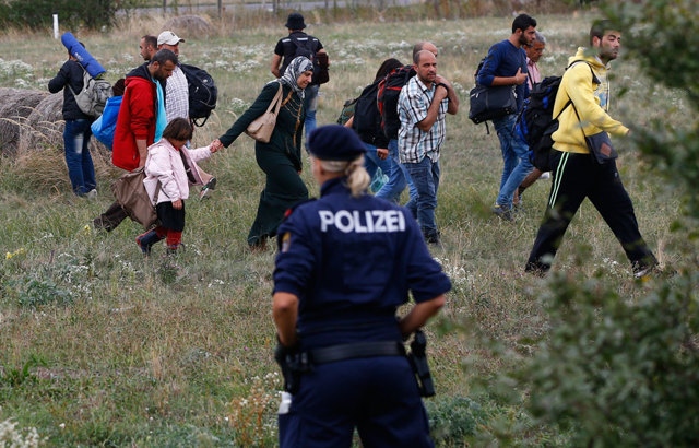 Germania, stretta sui migranti: Berlino riapre le espulsioni verso l’Italia