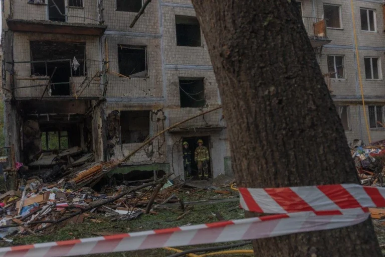Nella notte attacchi missilistici su Kiev, 9 morti.