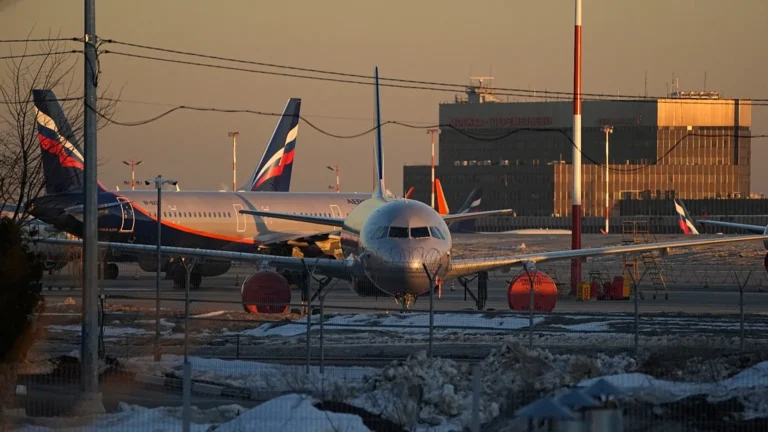 Ucraina avverte le compagnie aeree: “Lo spazio aereo russo non è sicuro”