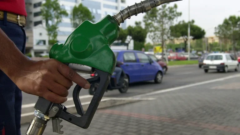 Caro-carburanti in Italia, anche SOCAR interviene: tetto ai prezzi sulla rete IP