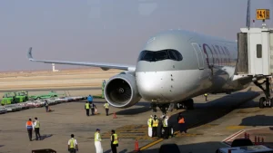 Fiamme e fumo all’aeroporto di Riad, Houthi: non siamo in guerra con l’Italia