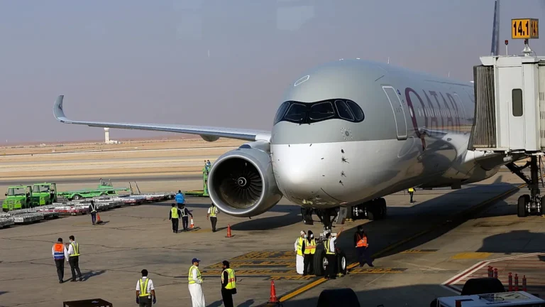 Fiamme e fumo all’aeroporto di Riad, Houthi: non siamo in guerra con l’Italia