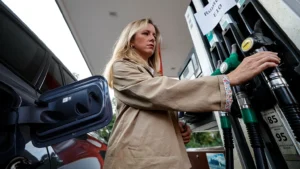 I governi europei cercano di attenuare lo shock dei prezzi dei carburanti