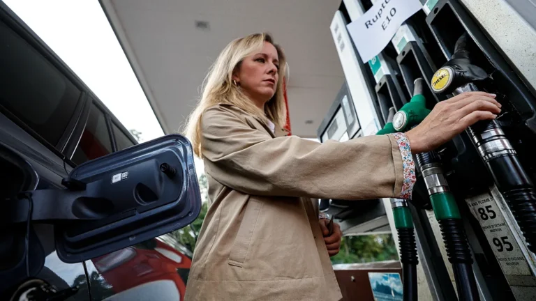 I governi europei cercano di attenuare lo shock dei prezzi dei carburanti