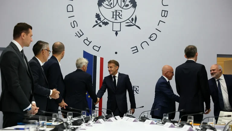 Macron convoca un G7 sull’energia, mentre chiede un piano contro gli attacchi ibridi russi