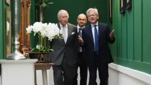 Re Carlo chiede ai leader tecnologici di mantenere l’IA sotto controllo umano