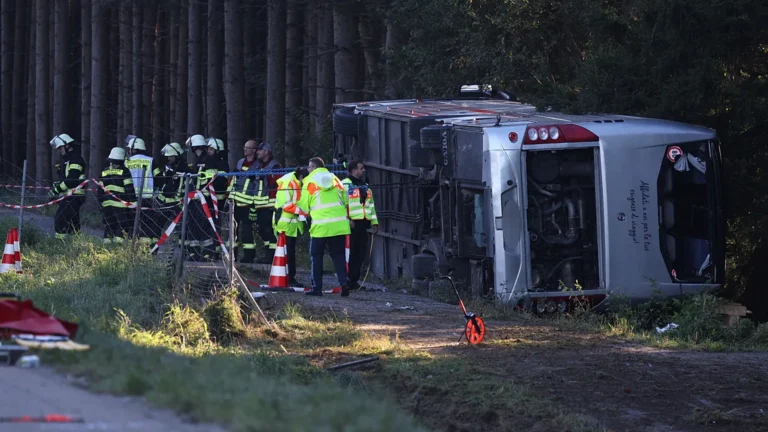 Autobus turistico italiano diretto all’Oktoberfest si ribalta: almeno due morti e 19 feriti